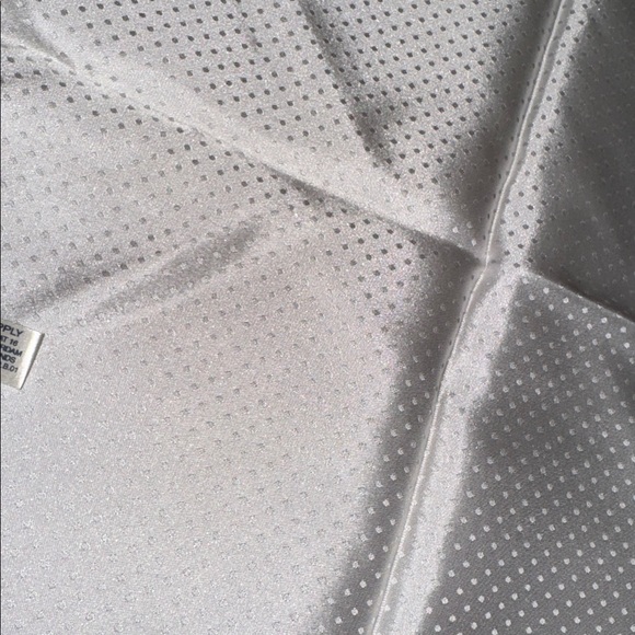 Suitsupply polkadot silk pocket square - Picture 5 of 5